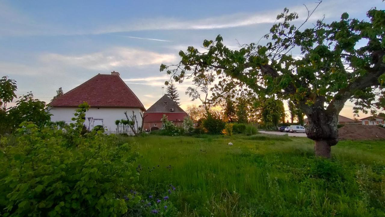 Domaine Ravy-Lilas Saint-Symphorien-sur-Saone Exterior photo